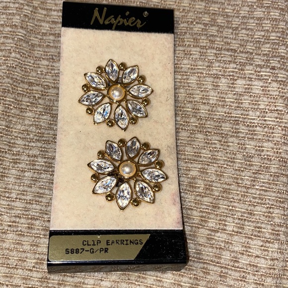 ⭐️NWT Vintage NAPIER Clip Earrings - Picture 6 of 7